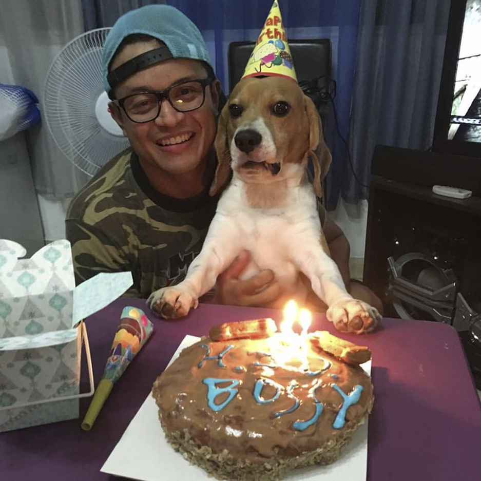 perro y dueño en cumple